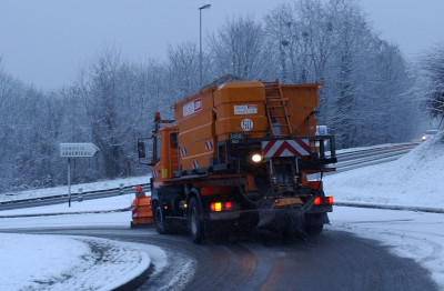 Une saleuse en action prévention salage