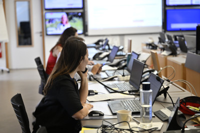 Dans lalle opérationnelle du centre ministériel de veille opérationnelle et d’alerte des agents traite les appels