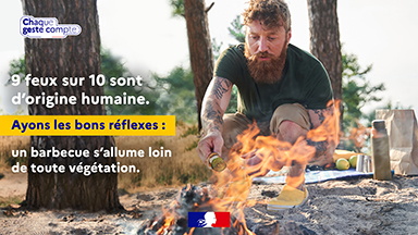 Image d'un homme et d'un barbecue en zone boisée